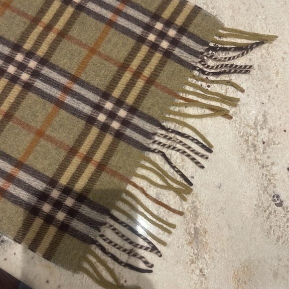Authentic Burberry scarf ! - Picture 3 of 4